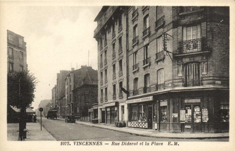 Carte postale ancienne Vincennes-Rue Diderot et la Place à Vincennes