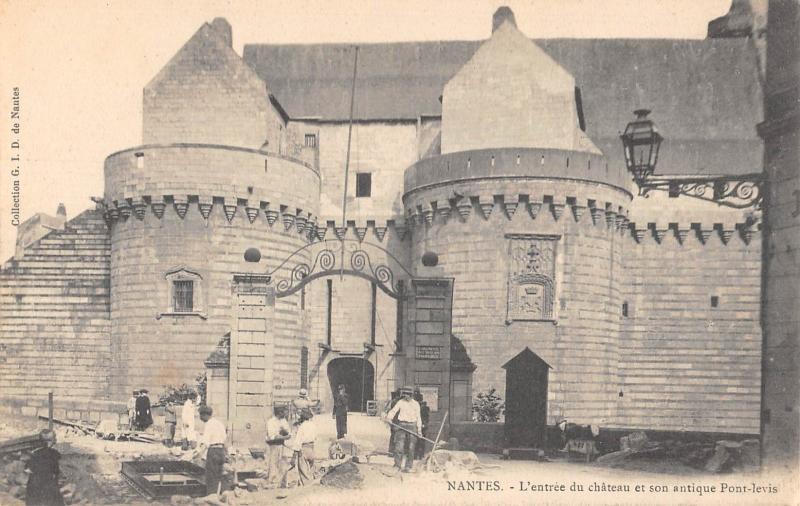 Carte postale ancienne Nantes - L'Entree Du Chateau Et Son Antique Pont Levis à Nantes