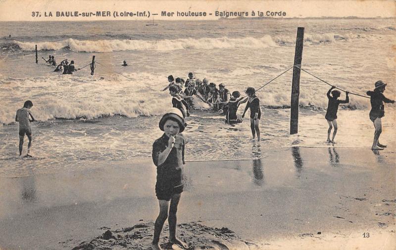Carte postale ancienne La Baule Sur Mer - Mer Houleuse - Baigneurs A La Corde