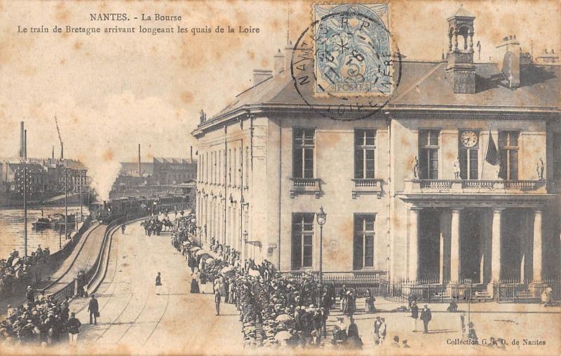 Carte postale ancienne Nantes - La Bourse - Le Train De Bretagne à Nantes