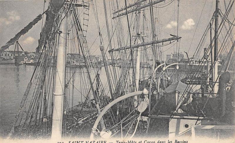 Carte postale ancienne Saint Nazaire - Trois Mats Et Cargo Dans Les Bassins à Saint-Nazaire