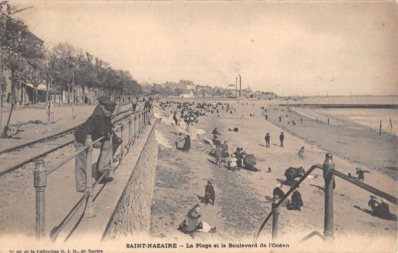 Carte postale ancienne Saint Nazaire - La Plage Et Le Boulevard De L'Ocean à Saint-Nazaire