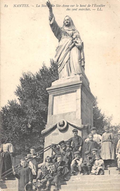 Carte postale ancienne Nantes - La Statue De Saint Annee Sur Le Haut De L'Escalier à Nantes
