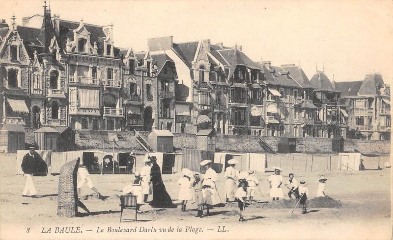 Carte postale ancienne La Baule - Le Boulevard Darlu Vu De La Plage