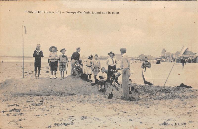 Carte postale ancienne Pornichet - Groupe D'Enfants Jouant Sur La Plage à Pornichet