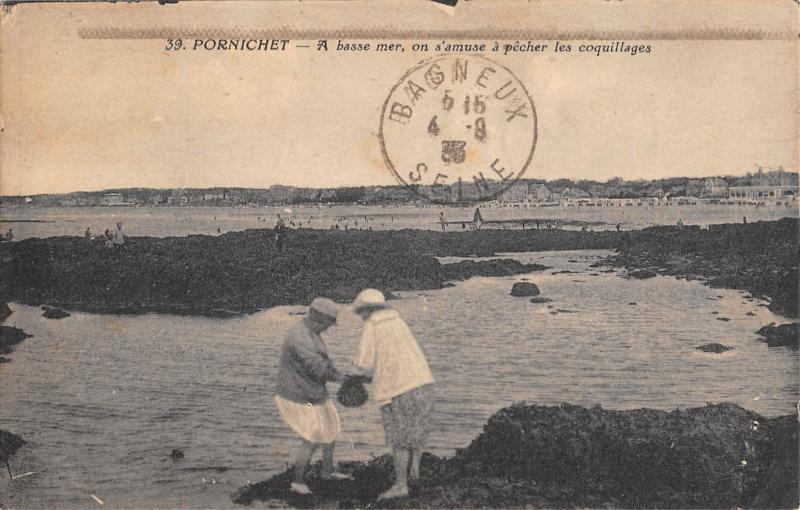 Carte postale ancienne Pornichet - A Basse Mer - On S'Amuse A Pecher Les Coquillages à Pornichet