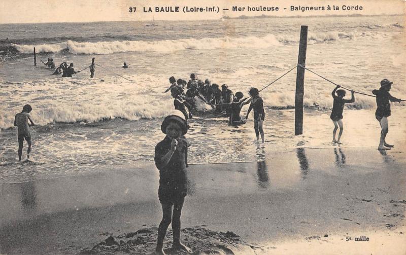 Carte postale ancienne La Baule - Mer Houleuse - Baigneurs A La Corde