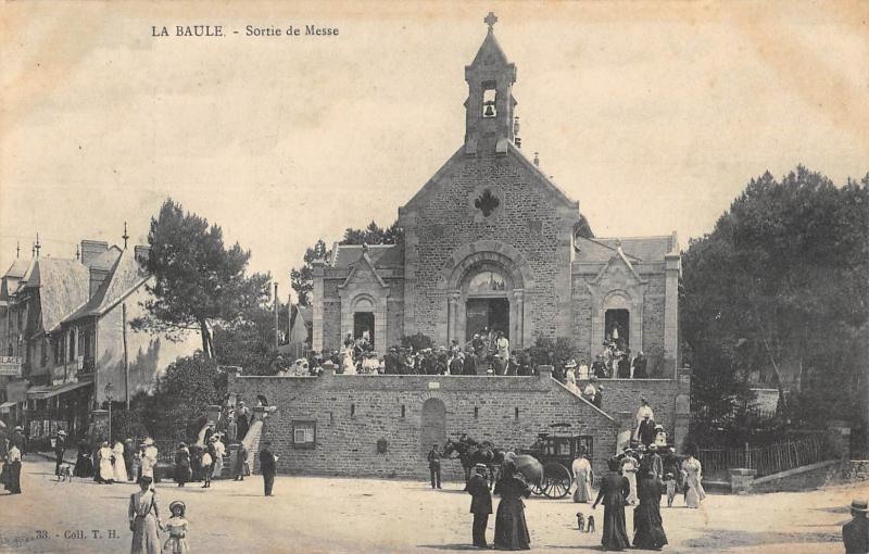 Carte postale ancienne La Baule - Sortie De Messe