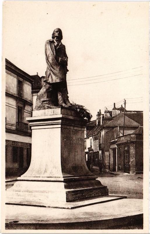 Carte postale ancienne Loches Statue d'Alfred de Vigny à Loches