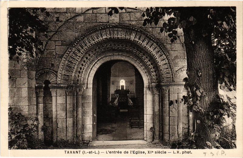Carte postale ancienne Tavant entree de l'eglise à Tavant