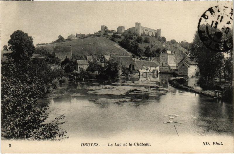 Carte postale ancienne Druyes le lac et le chateau à Druye