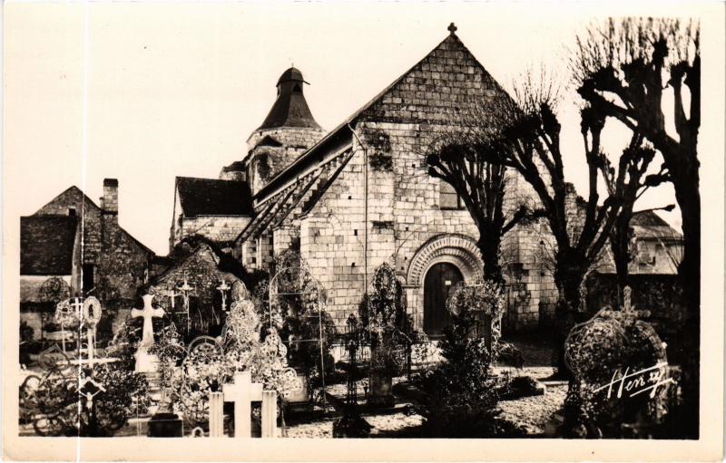 Carte postale ancienne Tavant le cimetiere eglise à Tavant