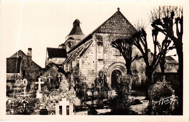 Carte postale ancienne Tavant le cimetiere eglise à Tavant