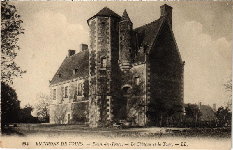 Carte postale ancienne Plessis les Tours chateau et la tour à Tours