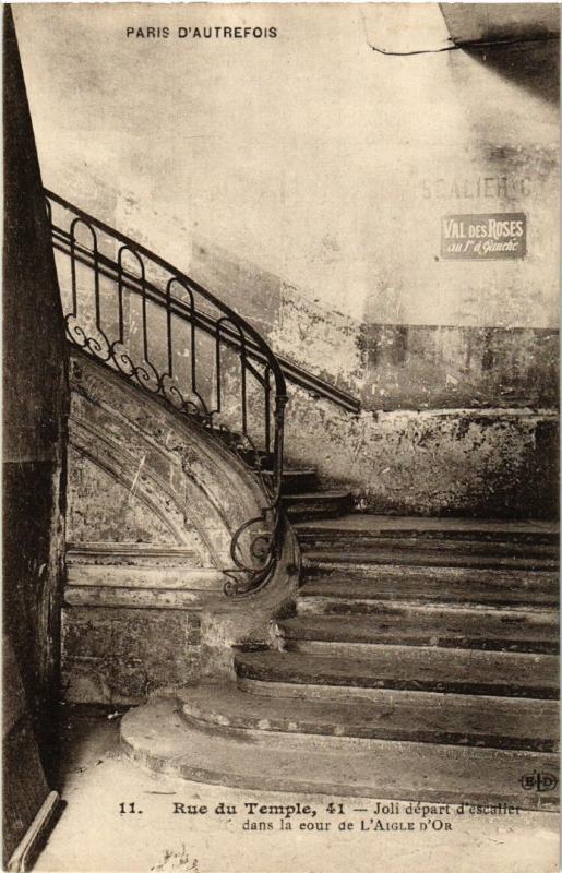 Carte postale ancienne Paris (4e) 41 rue du Temple. Joli depart d'escalier à Paris 4e