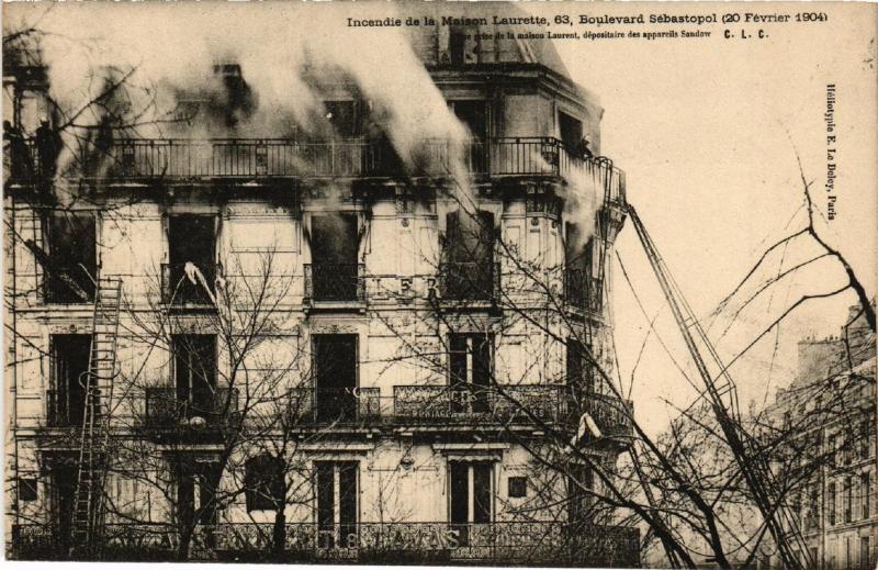 Carte postale ancienne Paris (1e) 63 Bd Sebastopol. L'Incendie à Paris 1er