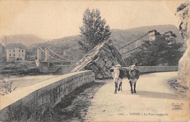 Carte postale ancienne Yenne - Le Pont Suspendu - Vaches à Yenne