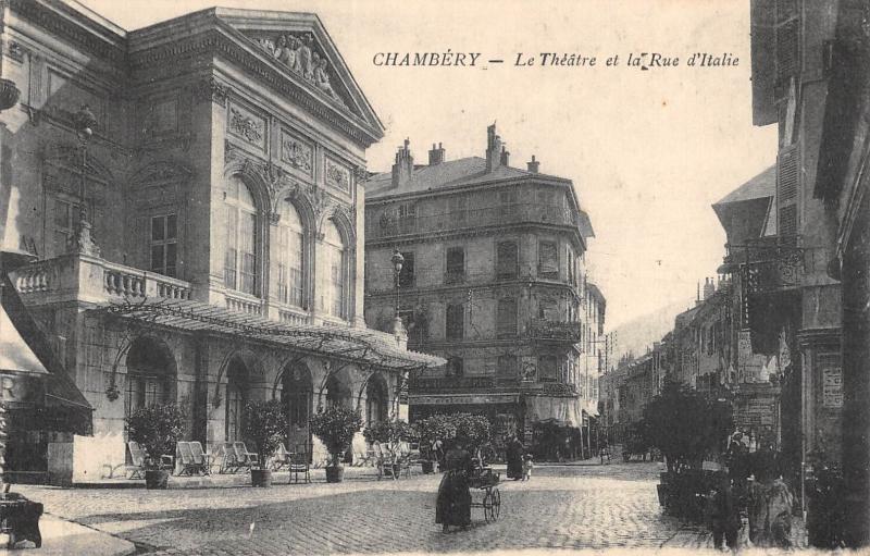 Carte postale ancienne Chambery - Le Theatre Et Rue D'Italie à Chambéry
