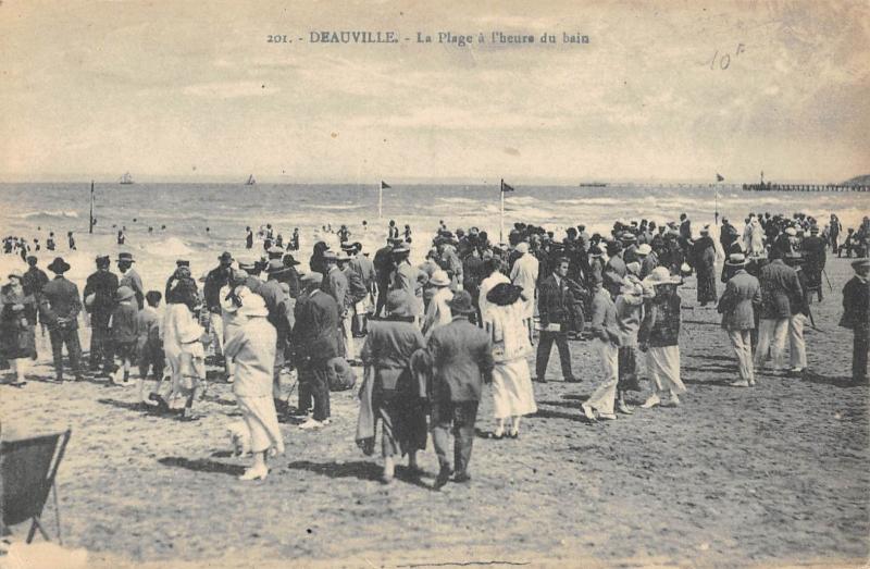 Carte postale ancienne Deauville - La Plage A L'Heure Du Bain à Deauville