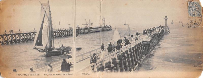 Carte postale ancienne Trouville Sur Mer - Grande Cpa Double - Les Jetees Au Moment De La Maree à Trouville-sur-Mer