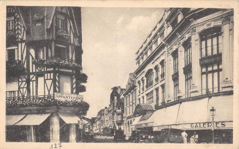 Carte postale ancienne Trouville - Rue Victor Hugi Et Les Galeries Modernes à Ernes