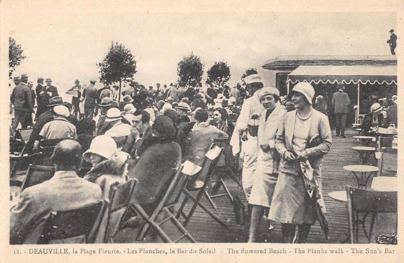 Carte postale ancienne Deauville - Les Planches - Le Bar Du Soleil à Deauville