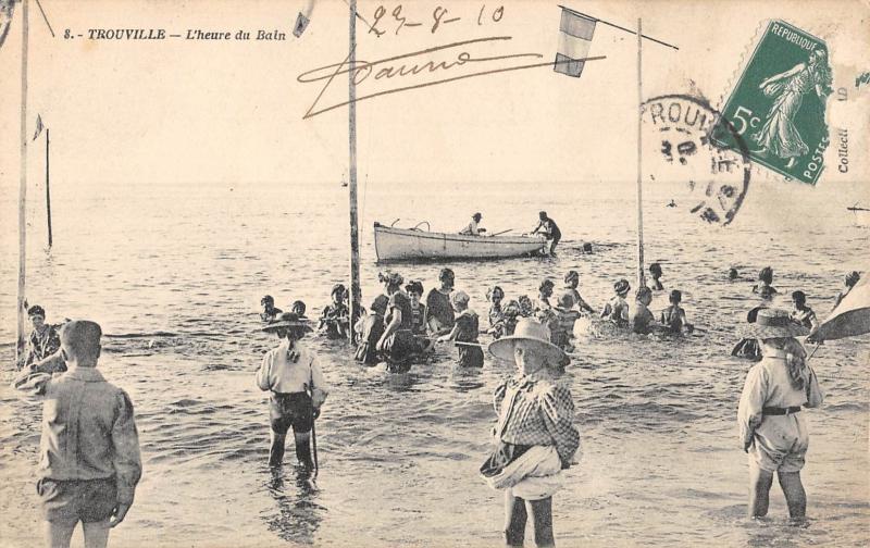 Carte postale ancienne Trouville - L'Heure Du Bain