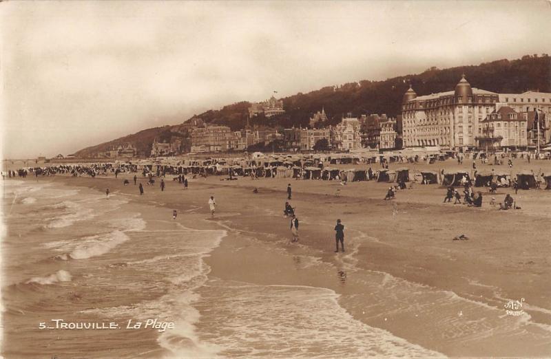 Carte postale ancienne Trouville - La Plage