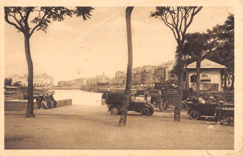 Carte postale ancienne Trouville - Quai Joinville - Au Fond Le Casino
