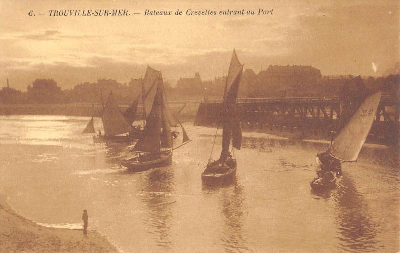 Carte postale ancienne Trouville - Bateaux De Crevettes Rentrant Au Port