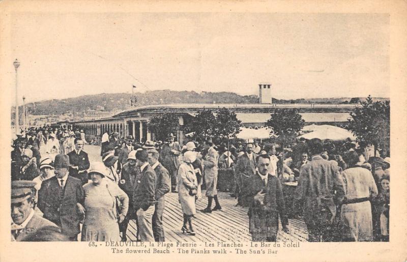 Carte postale ancienne Trouville - Les Planches - Le Bar Du Soleil