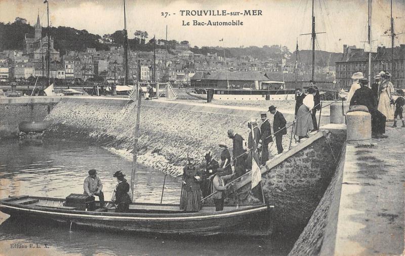 Carte postale ancienne Trouville - Le Bac Automobile