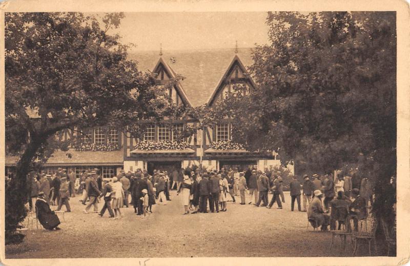 Carte postale ancienne Deauville - Hippodrome De Clairefontaine - Le Pesage à Deauville