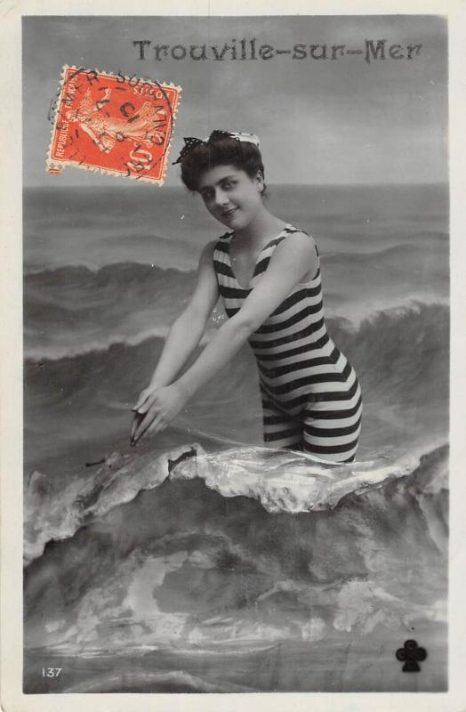 Carte postale ancienne Trouville Sur Mer - Femme - Baigneuse En Maillot à Trouville-sur-Mer