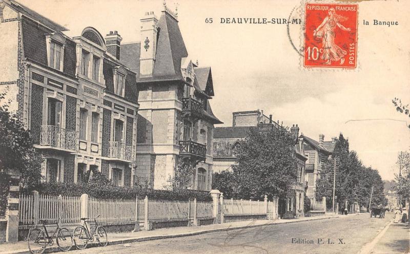 Carte postale ancienne Deauville Sur Mer - La Banque à Deauville