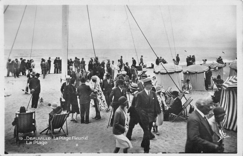 Carte postale ancienne Deauville - La Plage à Deauville