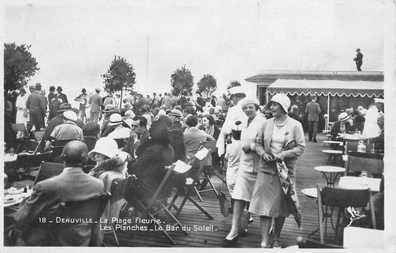 Carte postale ancienne Deauville - Les Planches - Le Bar Du Soleil à Deauville