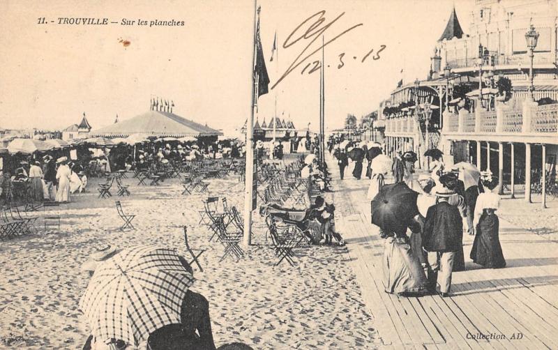 Carte postale ancienne Trouville - Sur Les Planches