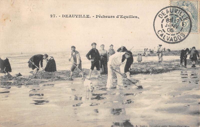 Carte postale ancienne Deauville - Pecheurs D'Equilles à Deauville