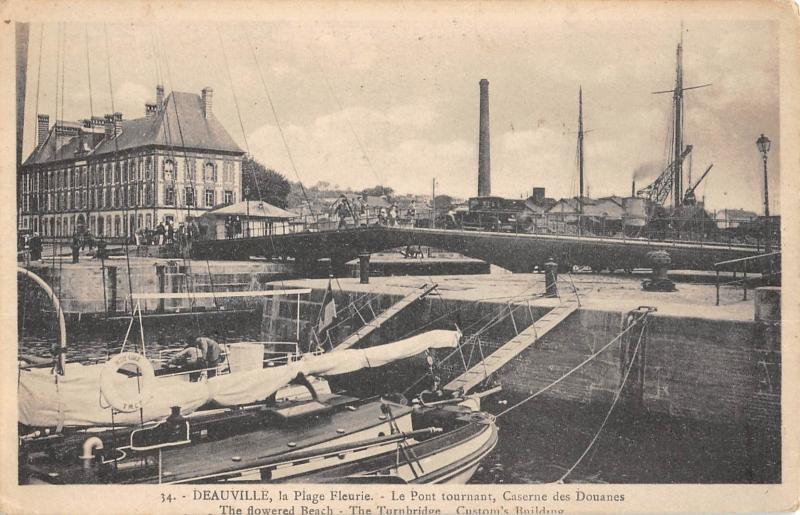 Carte postale ancienne Deauville - Le Pont Tournant - Caserne Des Douanes à Deauville
