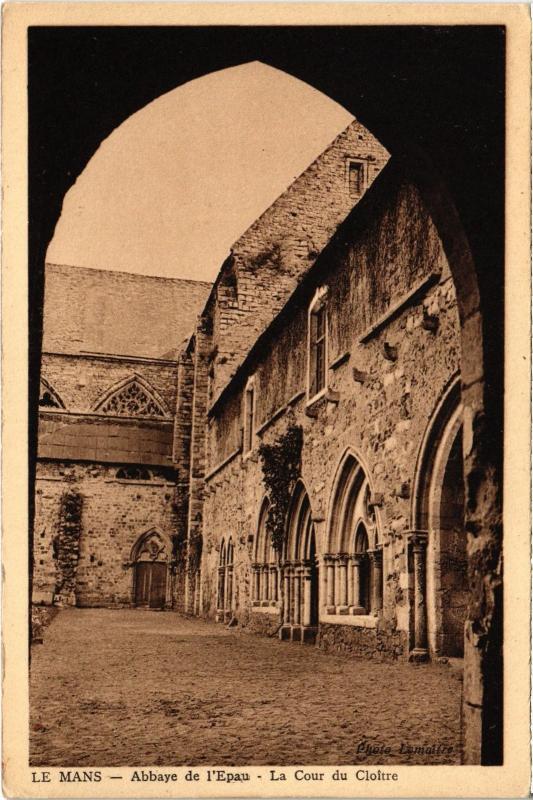 Carte postale ancienne Le Mans Abbaye de l'Epau Cour du Cloitre au Mans