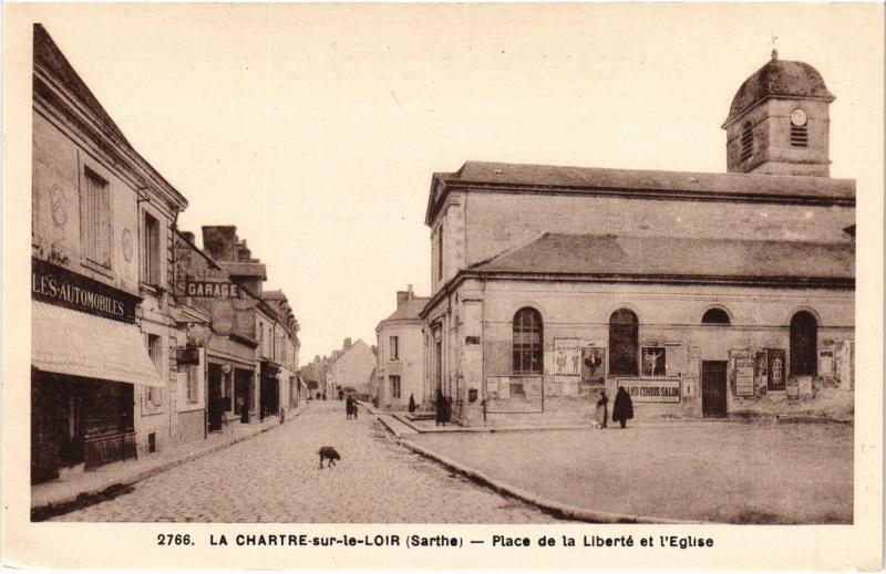 Carte postale ancienne La Chartre sur le Loir Place de la Liberte et eglise à La Chartre-sur-le-Loir
