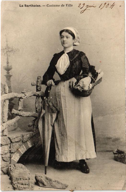Carte postale ancienne La Sarthoise costume de ville