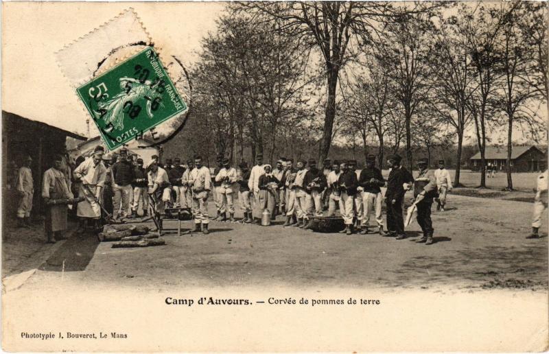 Carte postale ancienne Camp d'Auvours corvee de pommes de terre