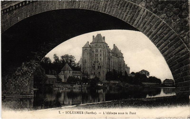 Carte postale ancienne Solesmes Abbaye sous le pont à Solesmes