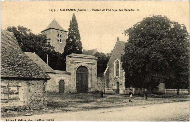 Carte postale ancienne Solesmes entree de l'Abbaye des Benedictins à Solesmes