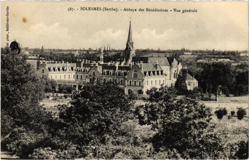 Carte postale ancienne Solesmes Abbaye des Bendictins vue generale à Solesmes