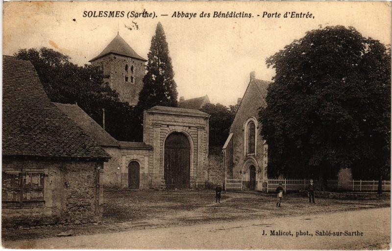 Carte postale ancienne Solesmes Abbaye des Bendictins porte d'entree à Solesmes