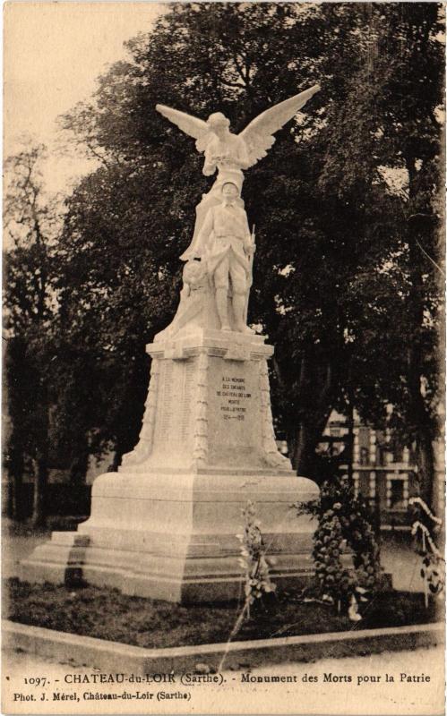 Carte postale ancienne Chateau du Loir Monument aux Morts