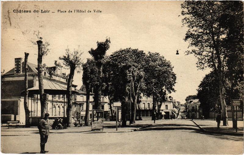 Carte postale ancienne Chateau du Loir Place de l'Hotel de Ville